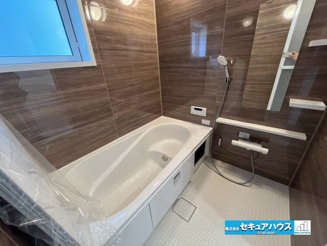 【今からご案内可能】知多市つつじが丘1丁目　全2棟の浴室|【浴室】
◆アクセントパネルで落ち着きのある雰囲気を演出します。毎日の疲れを癒やすバスタイムをお楽しみ下さい！
◆窓付きで、カビの繁殖を抑える効果があります。