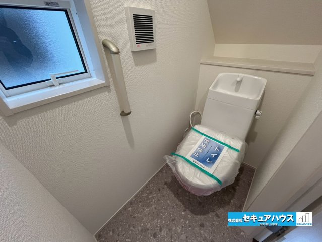 【今からご案内可能】知多市つつじが丘1丁目　全2棟のその他|【高機能トイレ】
◆高機能トイレの多くは便器のフタの開閉が自動であり、使用後に手動で水を流す面倒もなく非常に便利です。スタイリッシュな見た目で、お掃除しやすく、節水効果が高いです。
