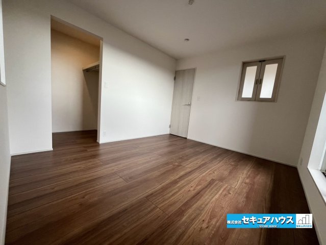 【今からご案内可能】知多市つつじが丘1丁目　全2棟の洋室|【洋室】
◆広々とした居住空間は日々の暮らしを彩り、心のやすらぎと満足感を与えてくれます。通風と採光を考慮した設計は子供たちはのびのび育ち、家族でくつろぎと団らんを生み出します。