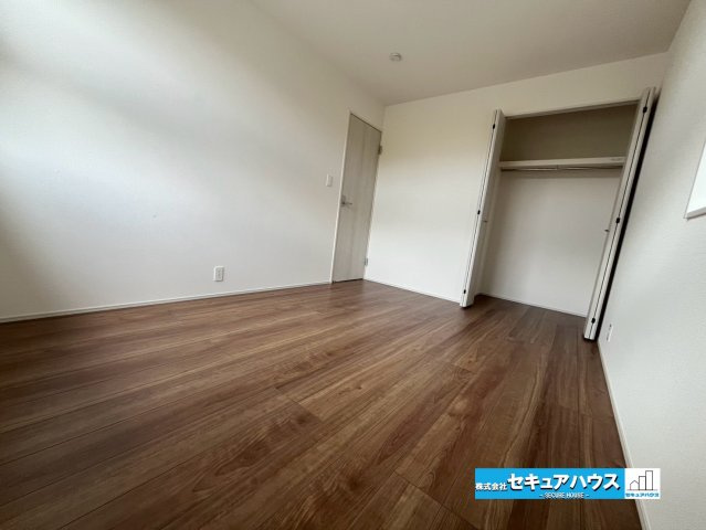【今からご案内可能】知多市つつじが丘1丁目　全2棟の洋室|【洋室】
◆家族一人ひとりの大切なプライベート空間。趣味に合わせて使って頂けるようシンプルに仕上げてあります。暮らし心地を大きく左右する収納を、適材適所に配置し使い勝手を考慮しました。　