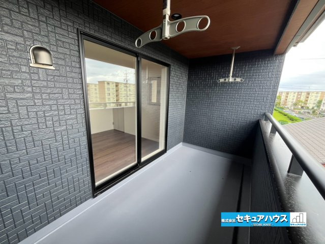 【今からご案内可能】知多市つつじが丘1丁目　全2棟のその他|【バルコニー】
◆見晴らしもよく、太陽の温かな温もりをめいっぱい受け止めてくれます。
太陽の光と爽やかな風を受けたお洗濯物はあっという間に乾き、取りこむ時には太陽の匂いを感じられそうですね。　