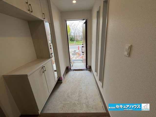 【今からご案内可能】知多市つつじが丘1丁目　全2棟の玄関|【玄関】
◆お家に出会う人々を迎える玄関だからこそ、広々清潔感あふれる空間にしたいものです。採光・通風にも配慮された設計で毎日明るい空間をキープします♪