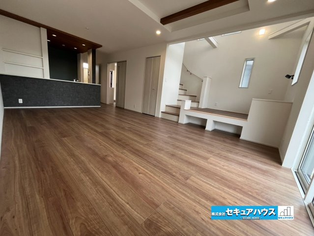 【今からご案内可能】知多市つつじが丘1丁目　全2棟の居間・リビング|【LDK】
◆通学から帰宅し、リビングルームで会話を楽しむ子ども達。リビングから臨む景色は太陽色に染まり、解放感溢れゆったりとしたひと時を過ごすことが出来る素敵な空間です。