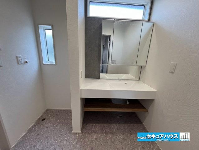 【今からご案内可能】知多市つつじが丘1丁目　全2棟の洗面所|【洗面台】
◆鏡の裏にはたっぷりと収納スペースを標準装備！
◆電源を付属しているのでドライヤーなど利用できます。