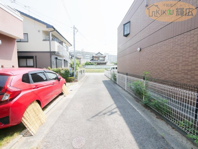 明石市魚住町住吉4丁目　中古戸建の前面道路含む現地写真