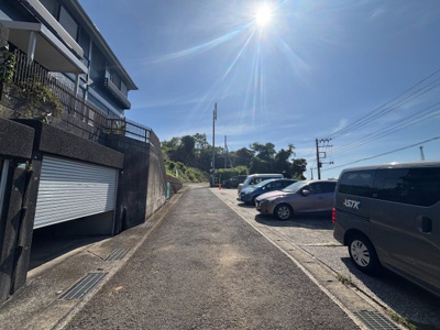 【前面道路含む現地写真】 | 横須賀市津久井3丁目　トイレ2ケ所　4LDK