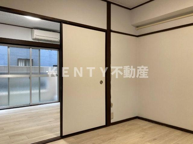 【寝室】 | 鶴マンション | 落ち着いた色調の寝室です