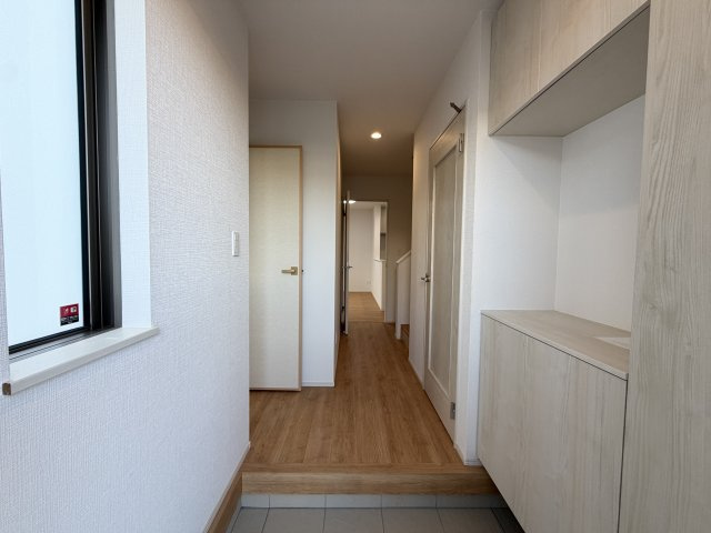 宜野湾市嘉数（全8棟）H号棟の玄関|H号棟　十分な収納付き玄関♪