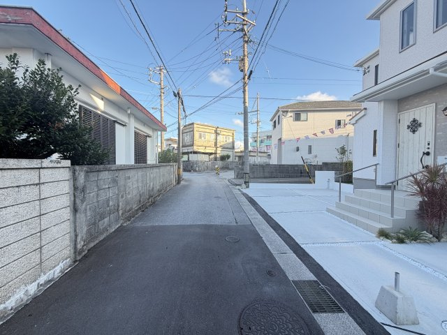 宜野湾市嘉数（全8棟）H号棟の前面道路含む現地写真|※北東側公道3.5m♪