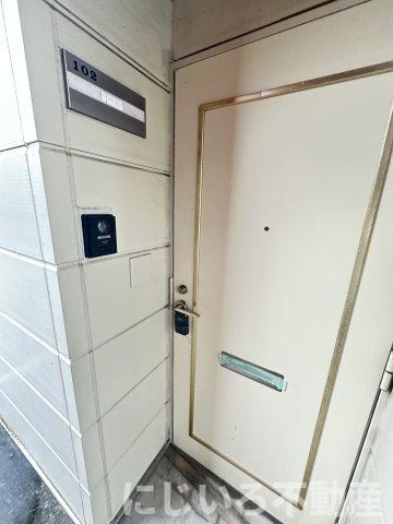 ひまわり荘の玄関