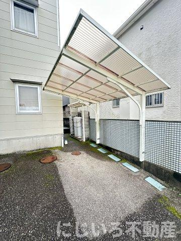 ひまわり荘の駐車場