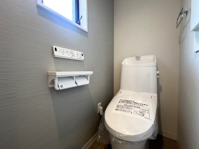 フルリフォームで生まれ変わった姿をご覧ください☆どのお部屋も採光が多く明るい室内♪で生き方も明るく↑な【リフォーム／金沢区長浜1丁目中古戸建】のトイレ|トイレも気になるポイント