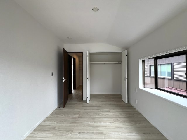 フルリフォームで生まれ変わった姿をご覧ください☆どのお部屋も採光が多く明るい室内♪で生き方も明るく↑な【リフォーム／金沢区長浜1丁目中古戸建】の洋室|洋室です