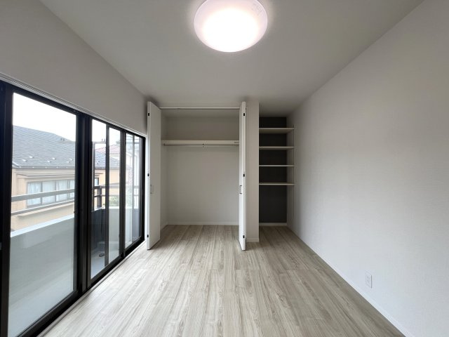フルリフォームで生まれ変わった姿をご覧ください☆どのお部屋も採光が多く明るい室内♪で生き方も明るく↑な【リフォーム／金沢区長浜1丁目中古戸建】の洋室|洋室です