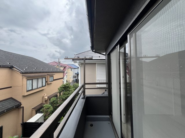 フルリフォームで生まれ変わった姿をご覧ください☆どのお部屋も採光が多く明るい室内♪で生き方も明るく↑な【リフォーム／金沢区長浜1丁目中古戸建】のバルコニー|バルコニーからの眺めを楽しみながら食事をしませんか