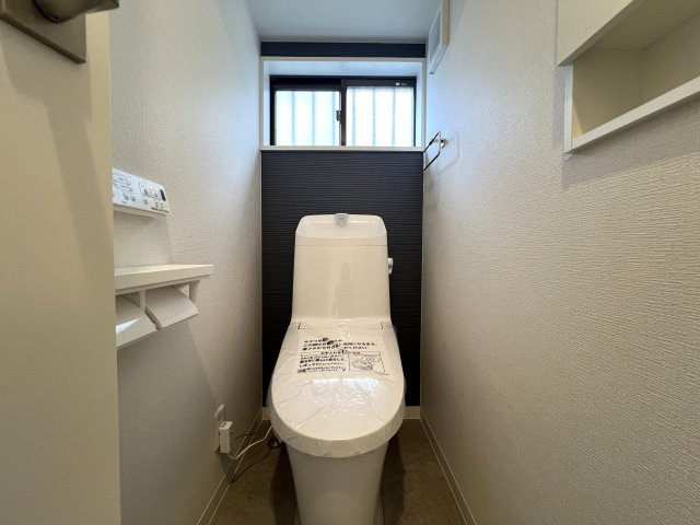 フルリフォームで生まれ変わった姿をご覧ください☆どのお部屋も採光が多く明るい室内♪で生き方も明るく↑な【リフォーム／金沢区長浜1丁目中古戸建】のトイレ|トイレも気になるポイント