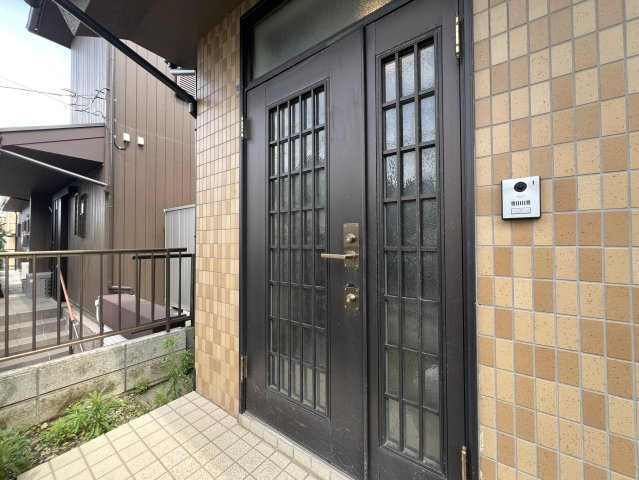 フルリフォームで生まれ変わった姿をご覧ください☆どのお部屋も採光が多く明るい室内♪で生き方も明るく↑な【リフォーム／金沢区長浜1丁目中古戸建】の玄関|収納もある玄関です