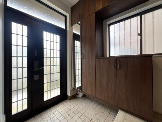 フルリフォームで生まれ変わった姿をご覧ください☆どのお部屋も採光が多く明るい室内♪で生き方も明るく↑な【リフォーム／金沢区長浜1丁目中古戸建】の玄関|毎日通る玄関はこちらです