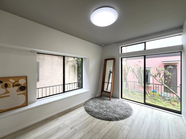 フルリフォームで生まれ変わった姿をご覧ください☆どのお部屋も採光が多く明るい室内♪で生き方も明るく↑な【リフォーム／金沢区長浜1丁目中古戸建】の洋室|コンパクトで使いやすい洋室です