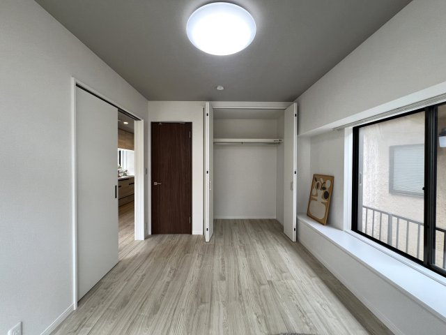 フルリフォームで生まれ変わった姿をご覧ください☆どのお部屋も採光が多く明るい室内♪で生き方も明るく↑な【リフォーム／金沢区長浜1丁目中古戸建】の洋室|落ち着いた色調の洋室です