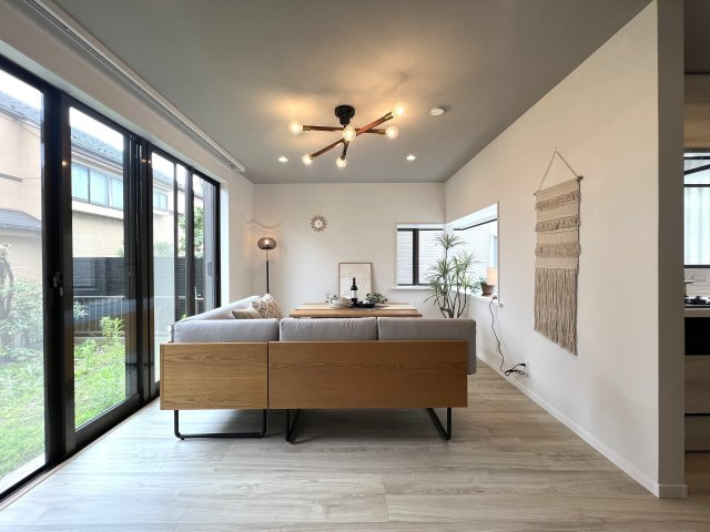 フルリフォームで生まれ変わった姿をご覧ください☆どのお部屋も採光が多く明るい室内♪で生き方も明るく↑な【リフォーム／金沢区長浜1丁目中古戸建】の居間・リビング|おしゃれなリビングです