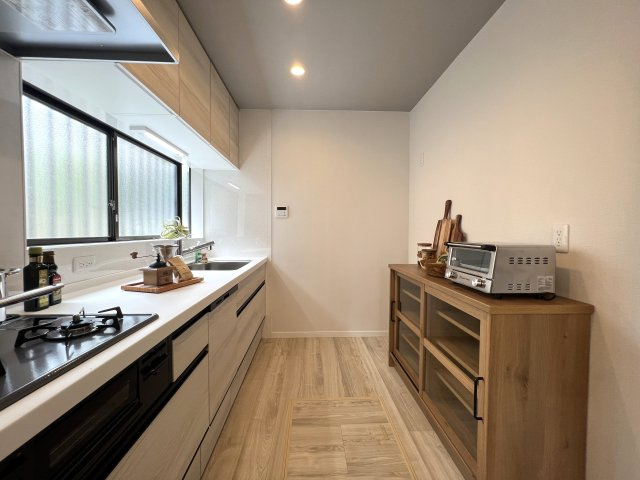 フルリフォームで生まれ変わった姿をご覧ください☆どのお部屋も採光が多く明るい室内♪で生き方も明るく↑な【リフォーム／金沢区長浜1丁目中古戸建】のキッチン|キッチンでお料理をお楽しみください