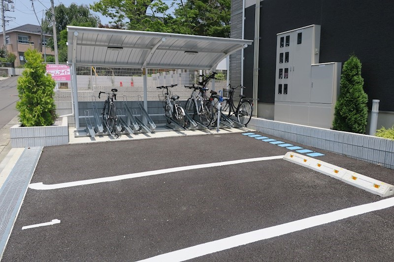平置き駐車場あります！自転車も屋根付き駐輪場で雨でも安心です！