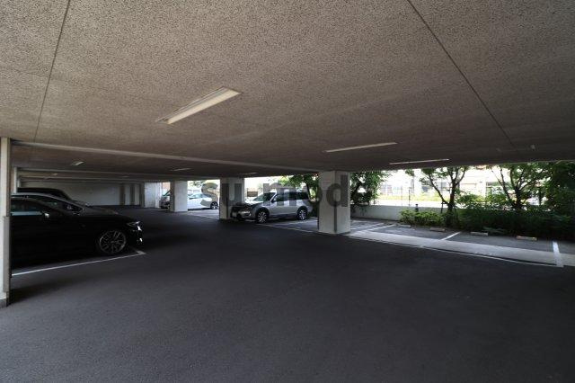 ルーセントパークショアの駐車場
