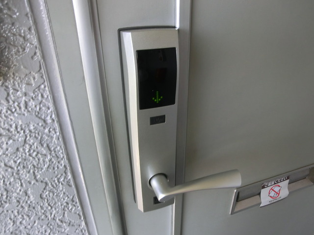 カネダイハウス３のセキュリティ|カードキータイプの玄関ドアです。