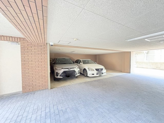 BENTLEY-TASの駐車場