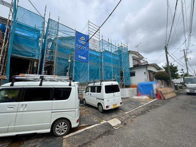ブルーミングガーデン　鎌ヶ谷市東道野辺７丁目２棟／１期２号棟の前面道路含む現地写真|外観写真