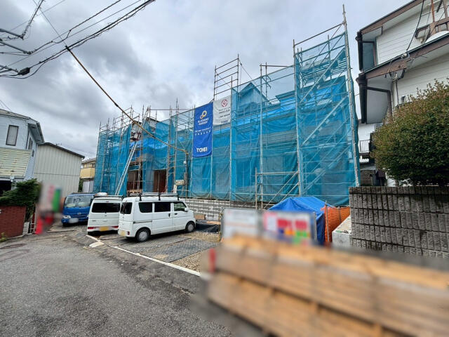 ブルーミングガーデン　鎌ヶ谷市東道野辺７丁目２棟／１期２号棟の前面道路含む現地写真|外観写真