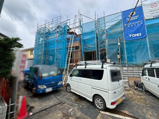 ブルーミングガーデン　鎌ヶ谷市東道野辺７丁目２棟／１期２号棟の前面道路含む現地写真|外観写真