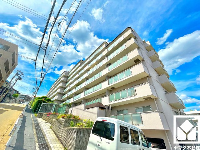 シーアイマンション夙川広田の外観|南西向きバルコニーで陽当たり、風通し良好。たっぷりの洗濯物も気持ちよく乾きます。
