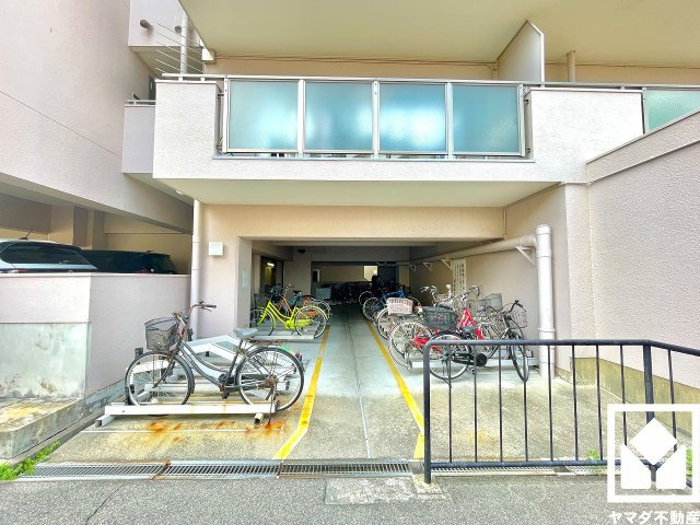 シーアイマンション夙川広田の駐輪場|サイクルラック付きの駐輪場を設置。スッキリ整理されて、自転車同士が接触・転倒しにくい設計です。（月額200円）