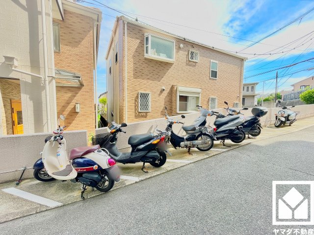 シーアイマンション夙川広田の駐輪場|バイク置き場も設置。しっかり区画が整理されており、使い勝手の良い設計です。（月額1000円）