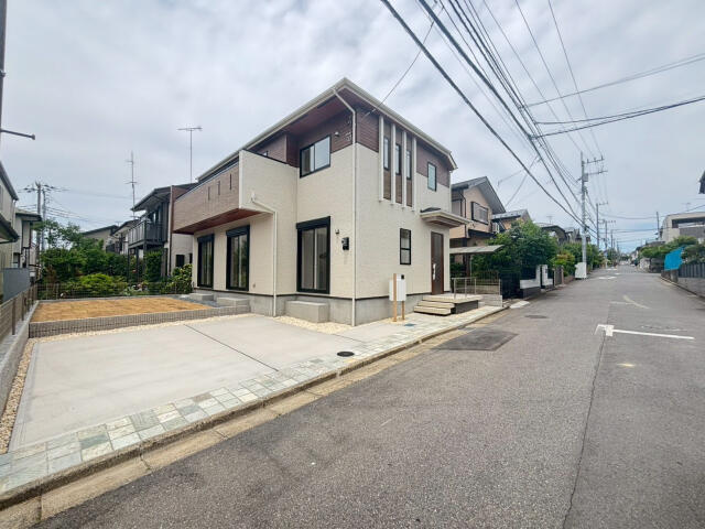 ブルーミングガーデン　松戸市八ケ崎６丁目２期１棟／２期１号棟の前面道路含む現地写真