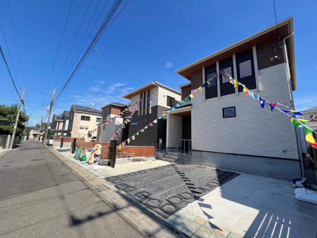 ブルーミングガーデン　柏市ひばりが丘３棟／１期１号棟の前面道路含む現地写真