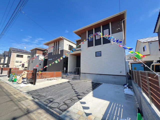ブルーミングガーデン　柏市ひばりが丘３棟／１期１号棟の前面道路含む現地写真