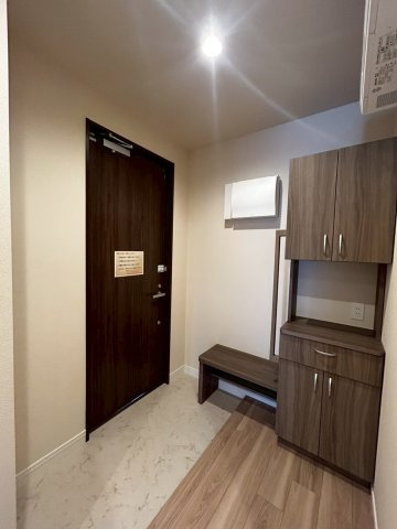 (シニア限定)シュテルン湘南の玄関|手すりと椅子で立ち座りを補助/靴の履き替え時の転倒防止