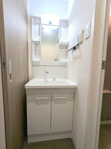 STATION FRONT蔵前の洗面所|トイレと独立した脱衣洗面室、ハンドシャワー付独立洗面台です