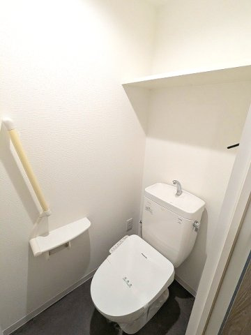 STATION FRONT蔵前のトイレ|洗面室と独立した温水洗浄便座です