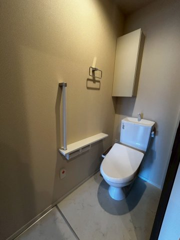 (シニア限定)シュテルン湘南のトイレ|手すり付きでつまづき防止/便座/ウォシュレット付き