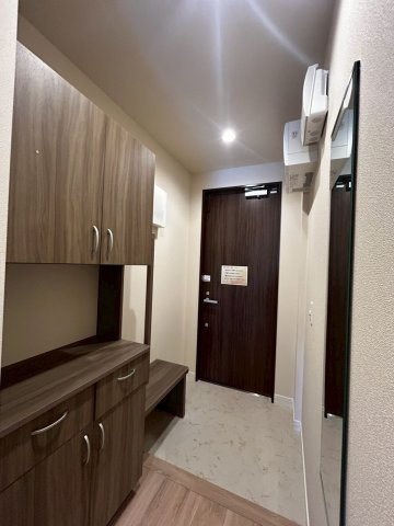 (シニア限定)シュテルン湘南の玄関|手すりと椅子で立ち座りを補助/靴の履き替え時の転倒防止