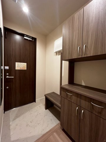 (シニア限定)シュテルン湘南のその他|手すりと椅子で立ち座りを補助/靴の履き替え時の転倒防止