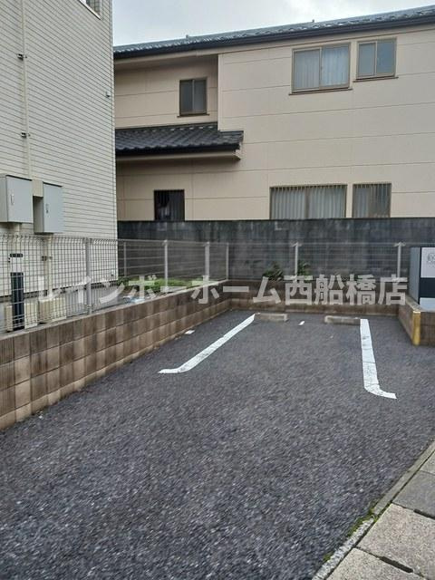 ソイビーンズ　ウッドの駐車場