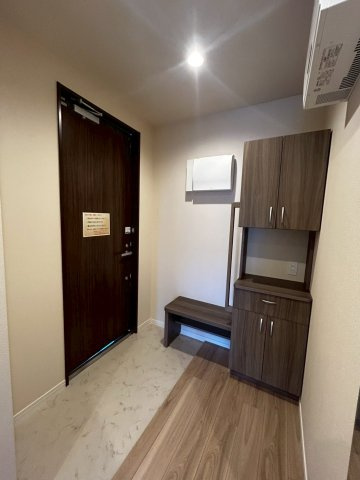 (シニア限定)シュテルン湘南の玄関|手すりと椅子で立ち座りを補助/靴の履き替え時の転倒防止