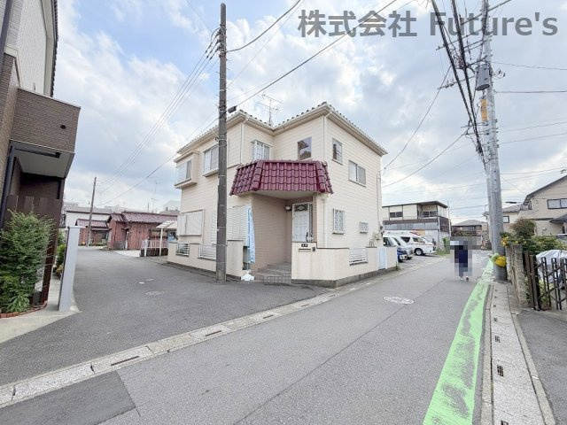 三郷市東町　中古戸建の前面道路含む現地写真|角地につき開放的な立地です
