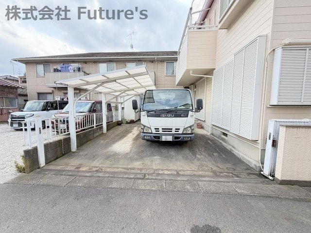 三郷市東町　中古戸建の駐車場|家族の車＋来客用にも便利な並列2台駐車可能