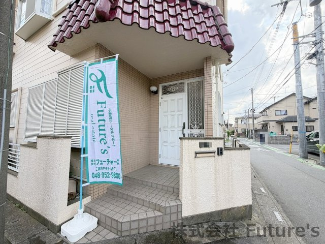 三郷市東町　中古戸建のエントランス|玄関アプローチ